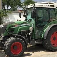 Vario-Federgrubber am Traktor